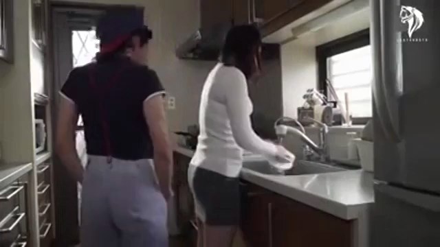 Japon Olgun Kadın ve Genç Erkek Erotik Film Sahnesi