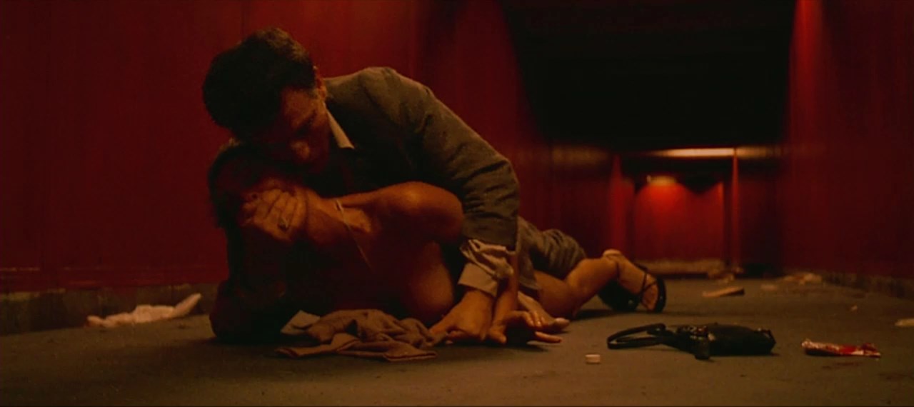 Tünelde Gece Yarısı Tek Başına Bir Kadın +18 Film izle